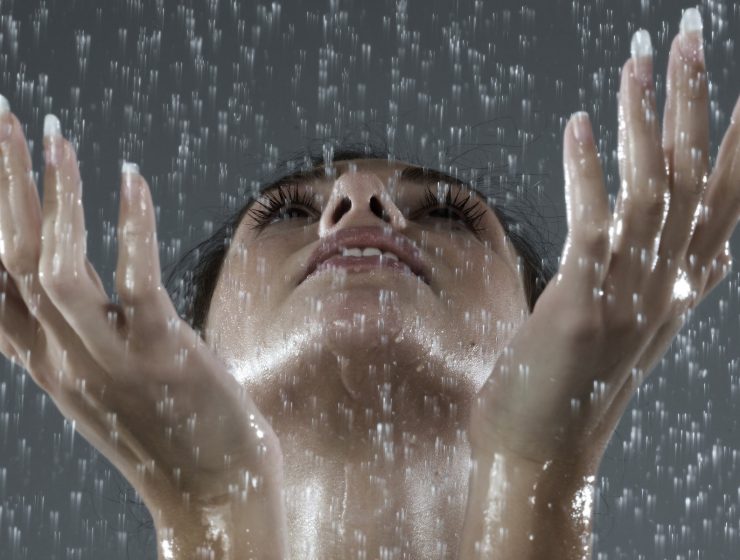 Femeie trista in ploaie