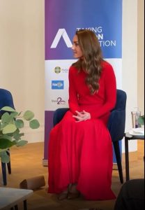 Fusta roșie purtată de Kate Middleton. Sursă foto: Canva