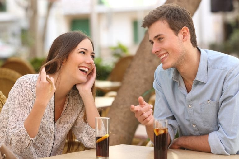 Barbat si femeie care s-au intalnit in restaurant