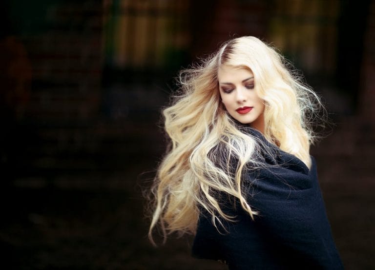 femeie singura cu par blond