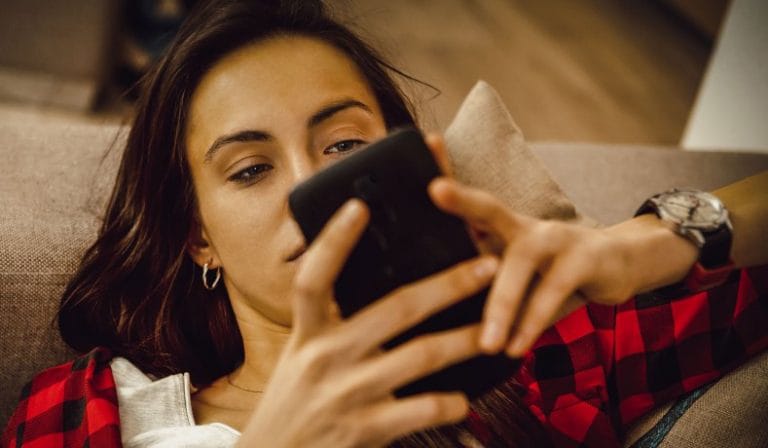 Femeie singura cu smartphone in mana