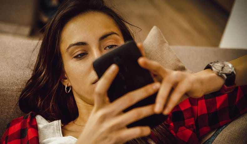 Femeie singura cu smartphone in mana