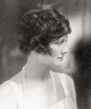 Coco Chanel a eliberat garderoba feminină prin haine simple și confortabile, dar viața sa ascunde iubiri celebre, ambiție și controverse tulburătoare.